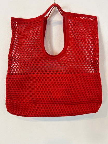 COS. Bolso rojo rejilla