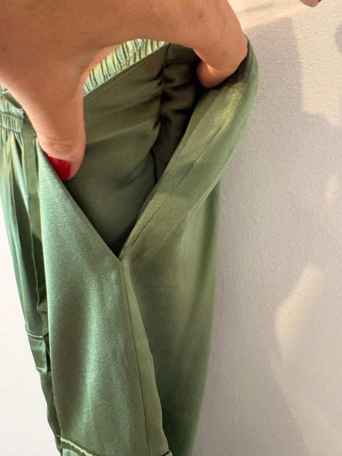 CAMI NYC. Pantalón verde seda bolsillos