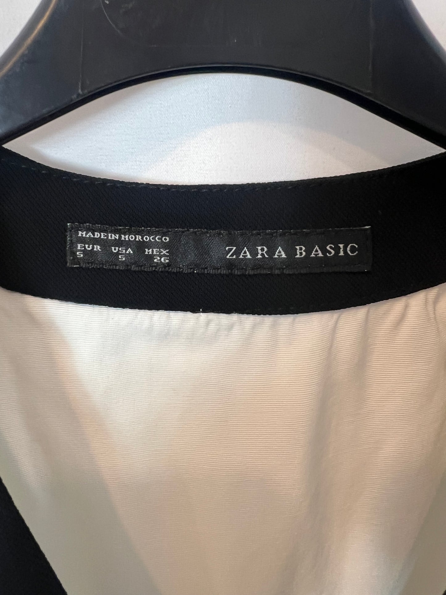 ZARA. White blouse with black details. TS