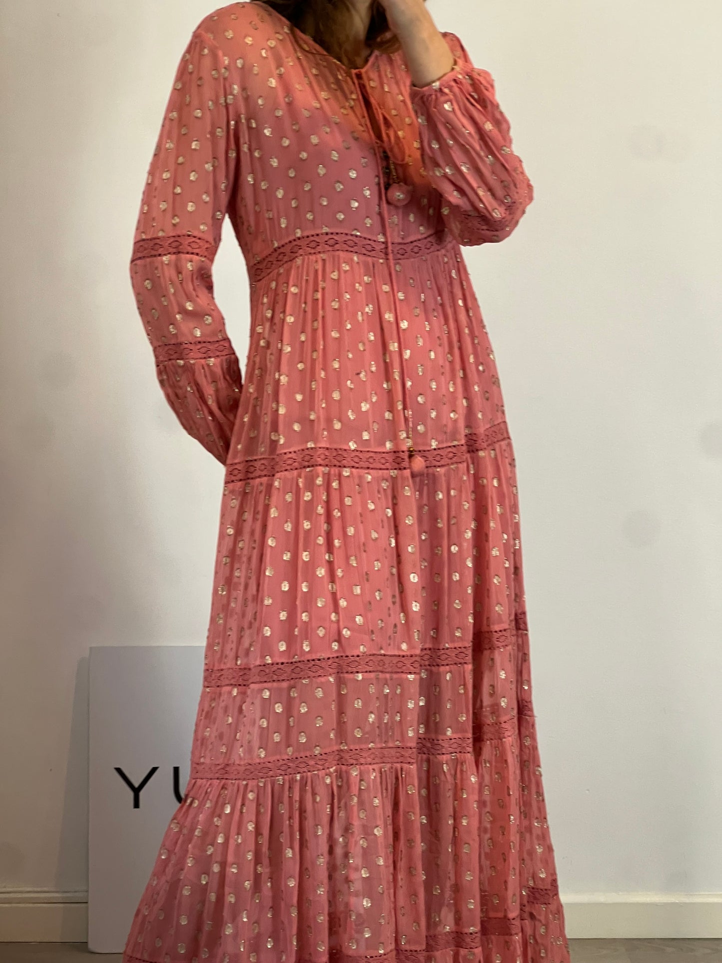 GOA COLLECTION. Vestido largo rosa hilos dorados. T S