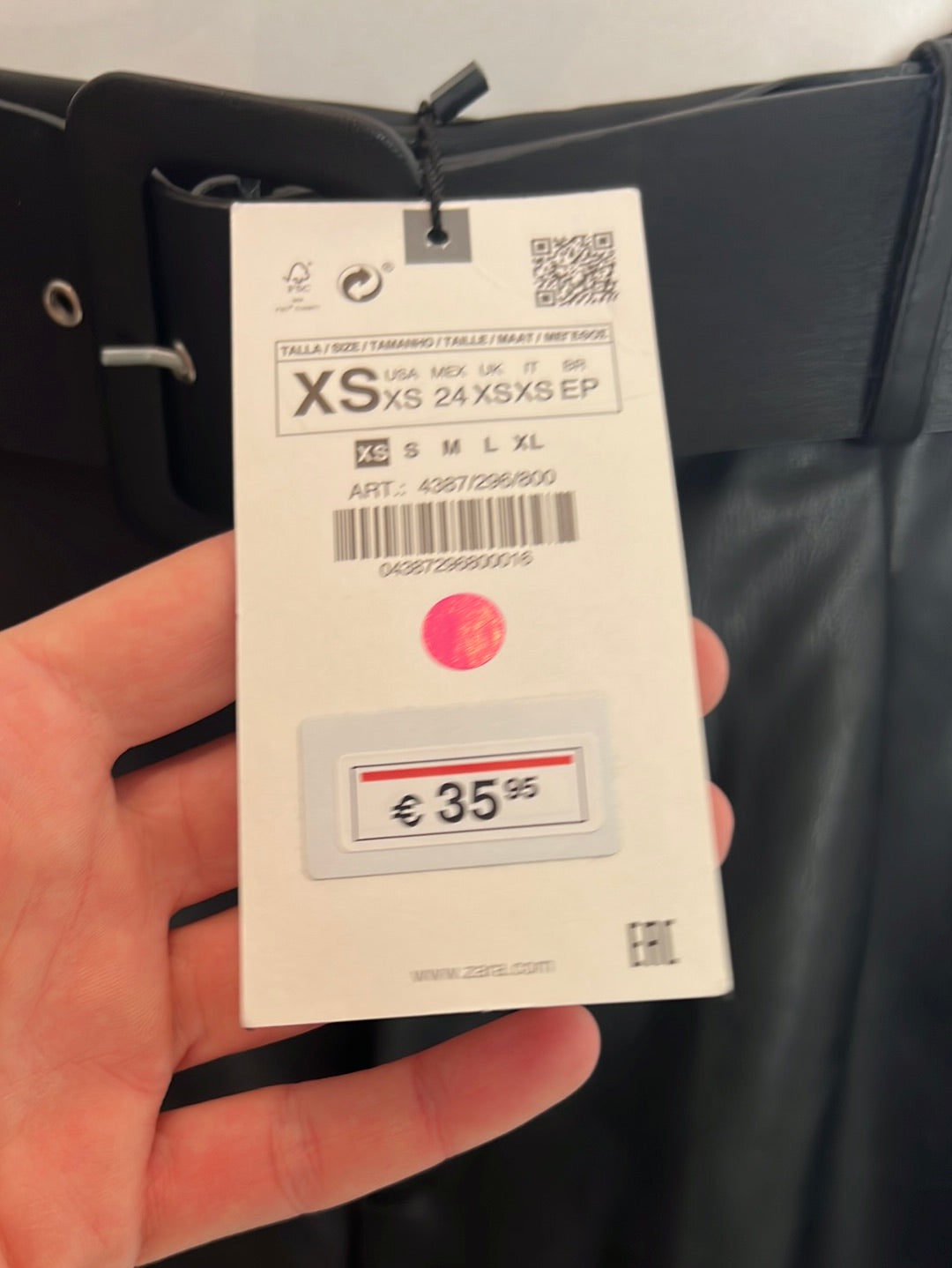 ZARA. Pantalón efecto piel T XS