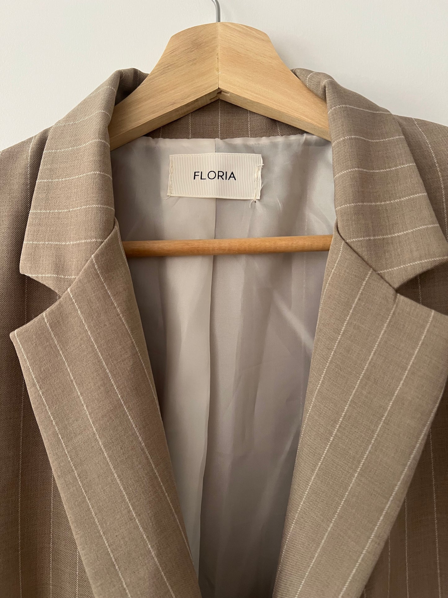 FLORIA. Conjunto beige rayas