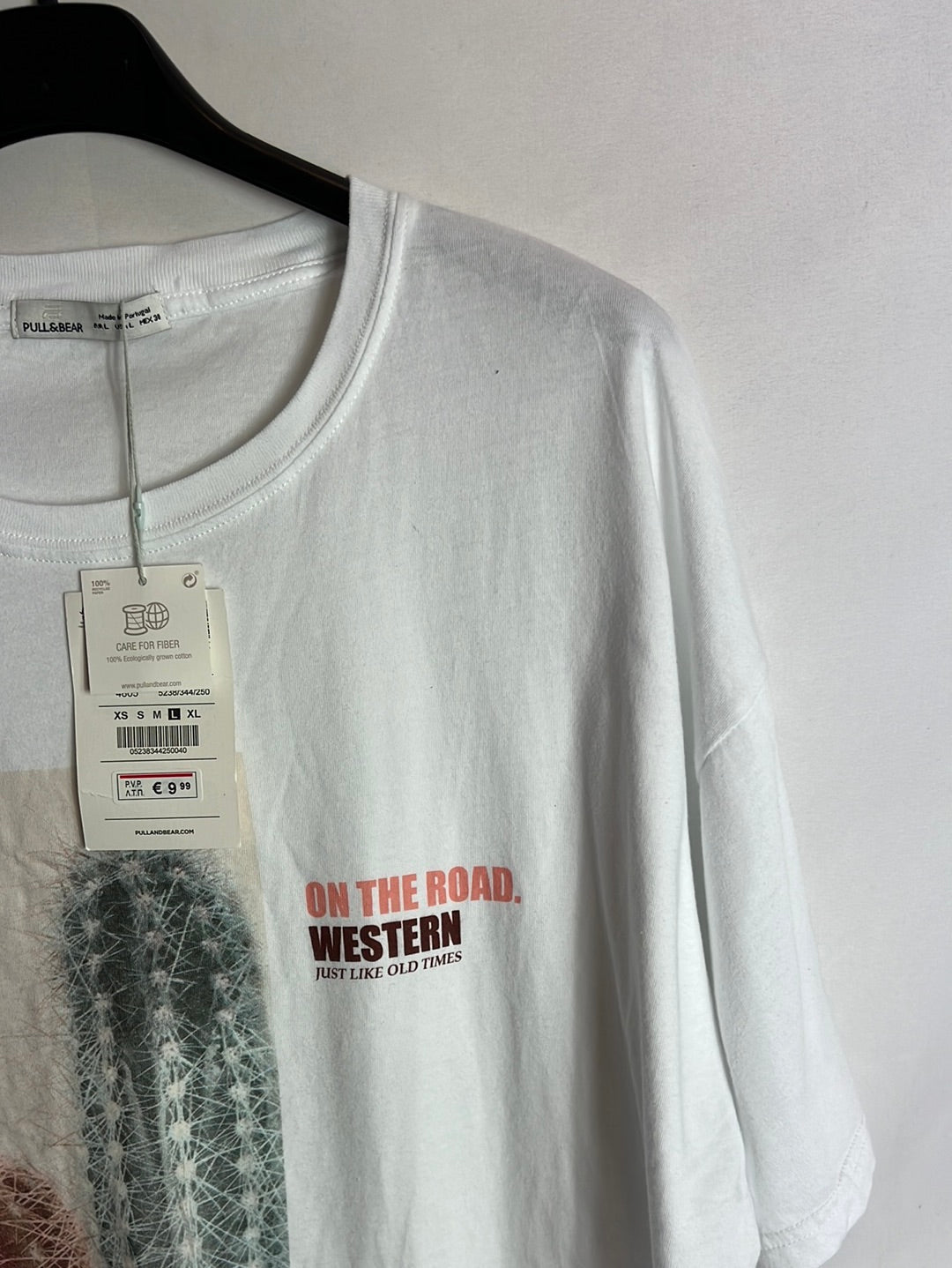 PULL&amp;BEAR. White T-shirt with drawing. TL