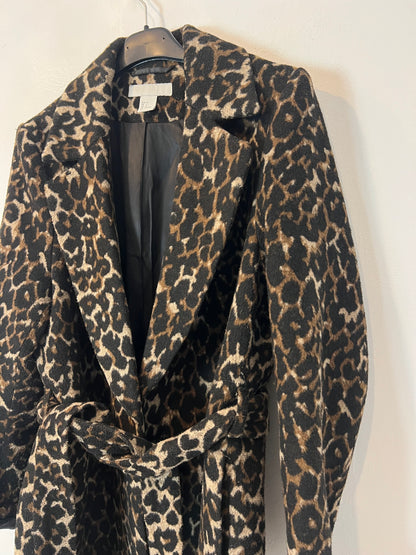 H&M. Abrigo animal print