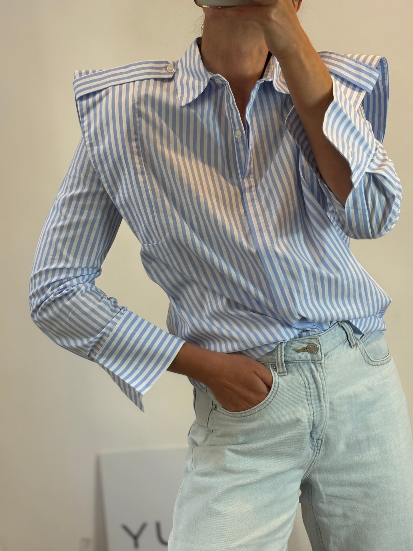 IQ COLLECTION. Camisa de rallas azules y blancas detalle solapas