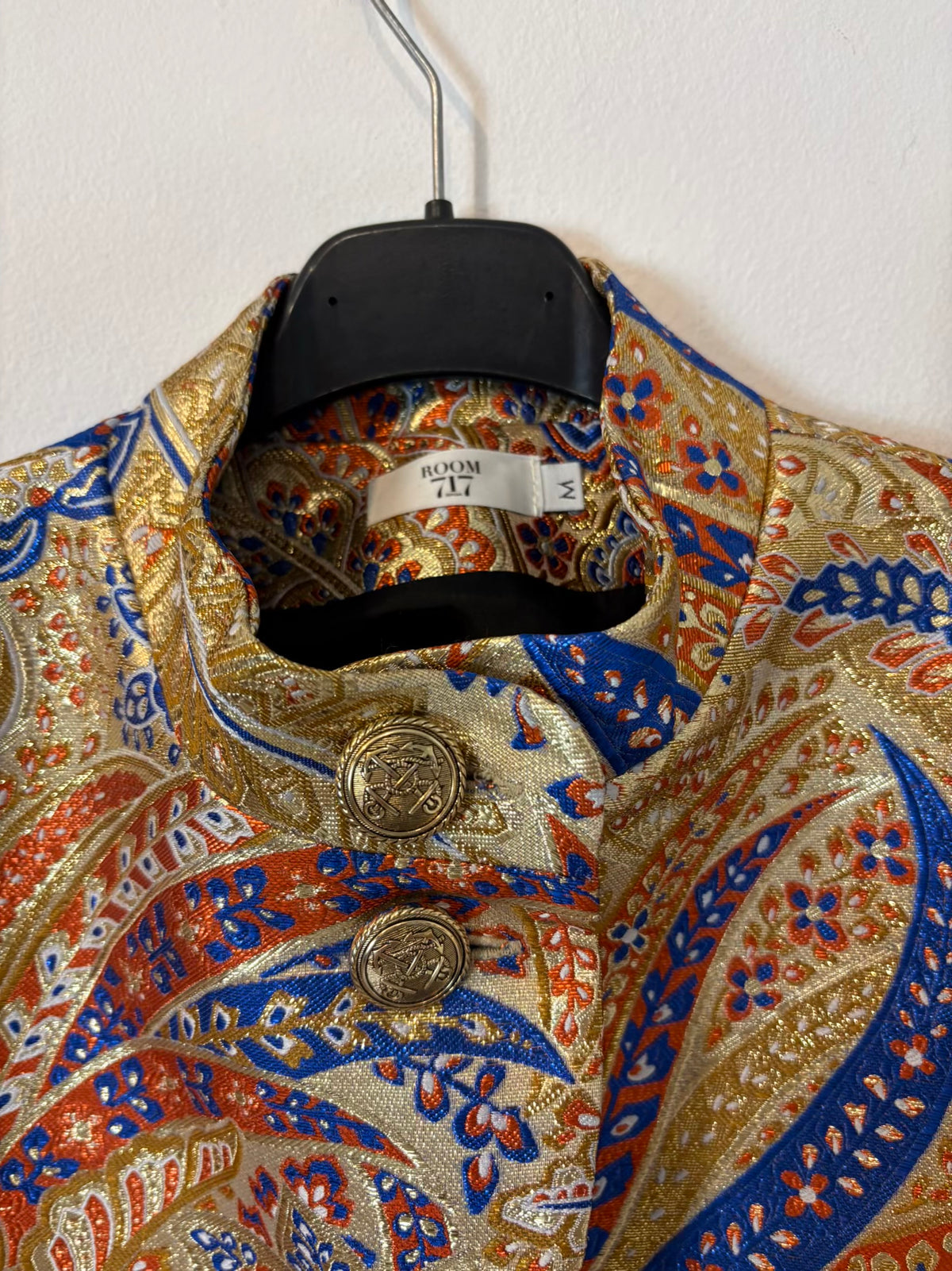 ROOM 717. Chaqueta corta estampada