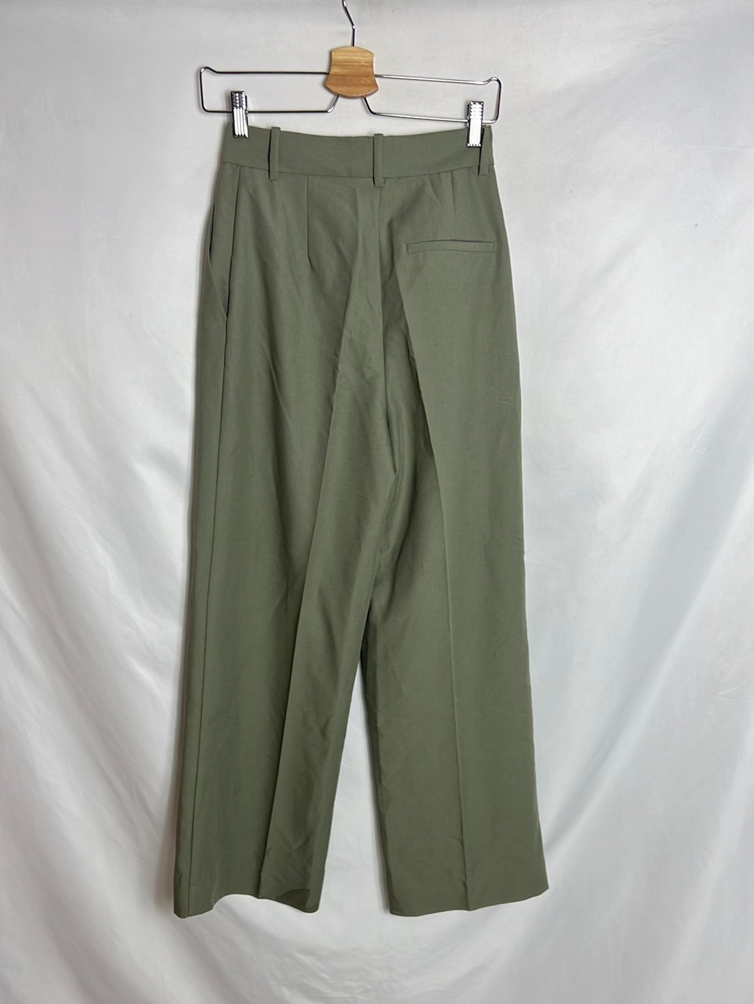 ZARA. Green wide-legged pleated trousers. Size XS