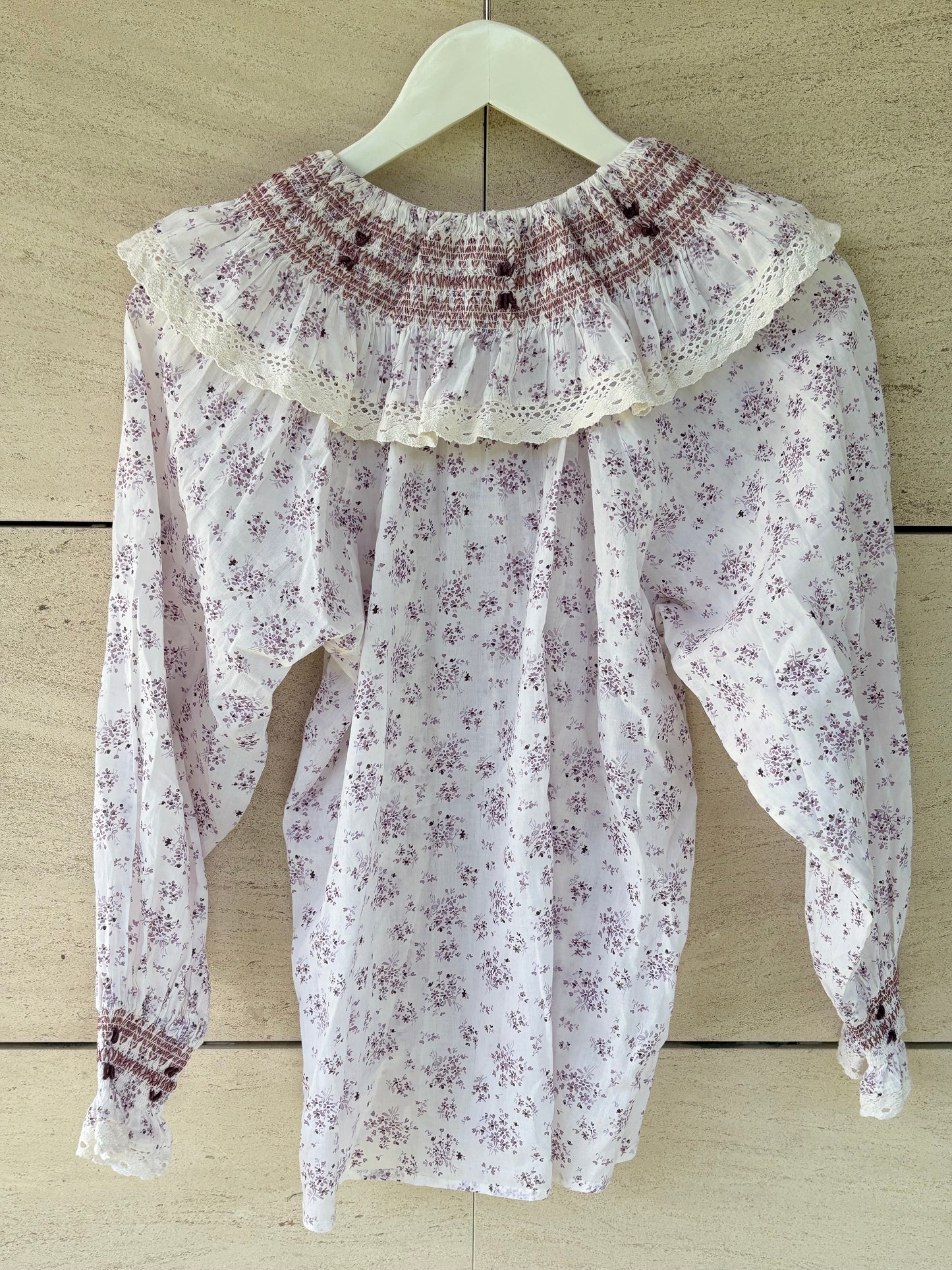 MAKSU. Blusa estampada cuello bordados