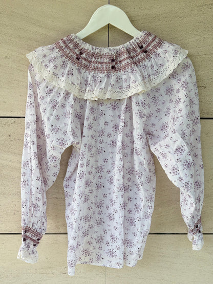 MAKSU. Blusa estampada cuello bordados