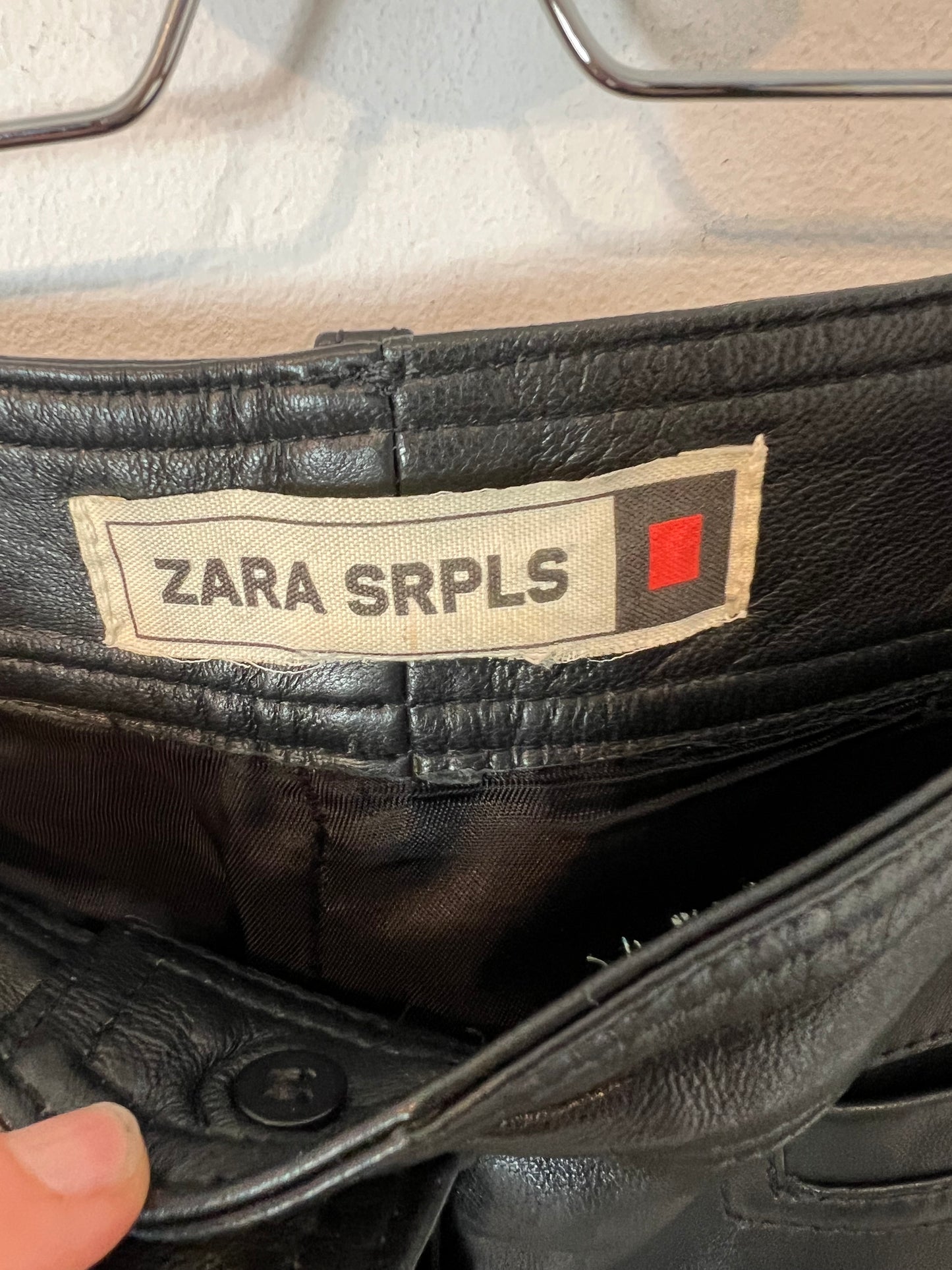 ZARA. Pantalón negro piel  T.m
