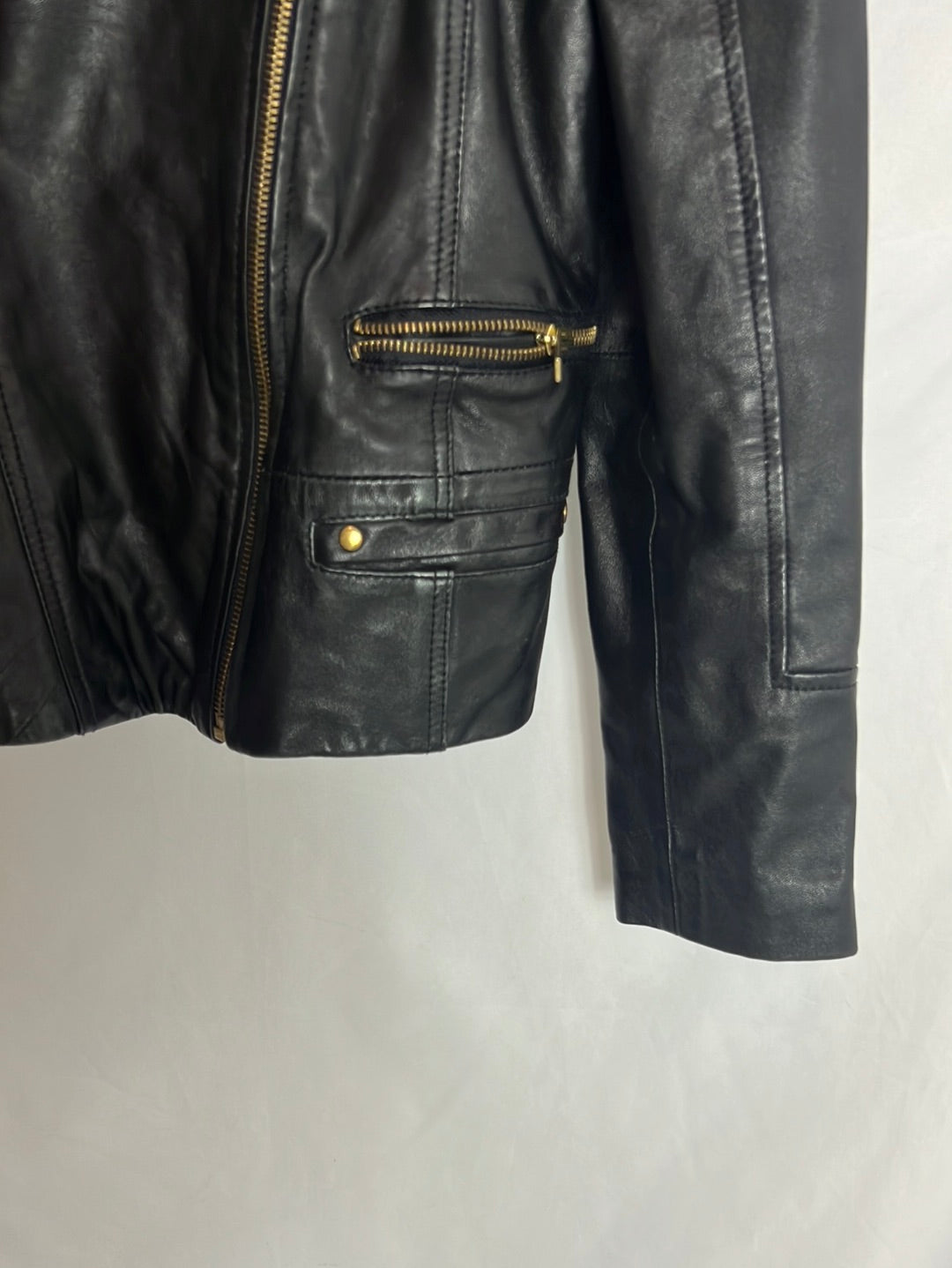 MANGO. Chaqueta piel negra. T L