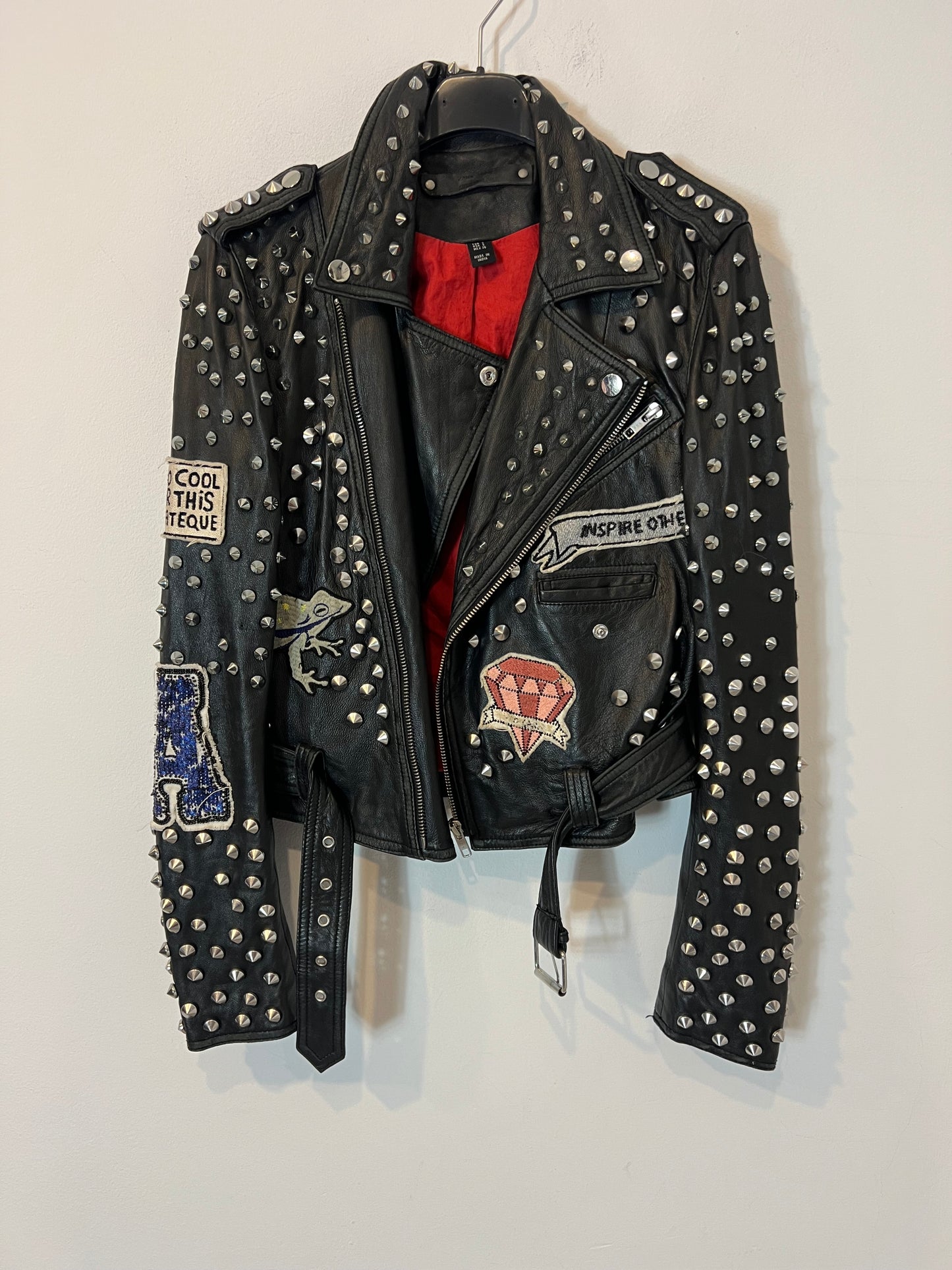 ZARA. Cazadora piel con tachuelas y bordados T.s