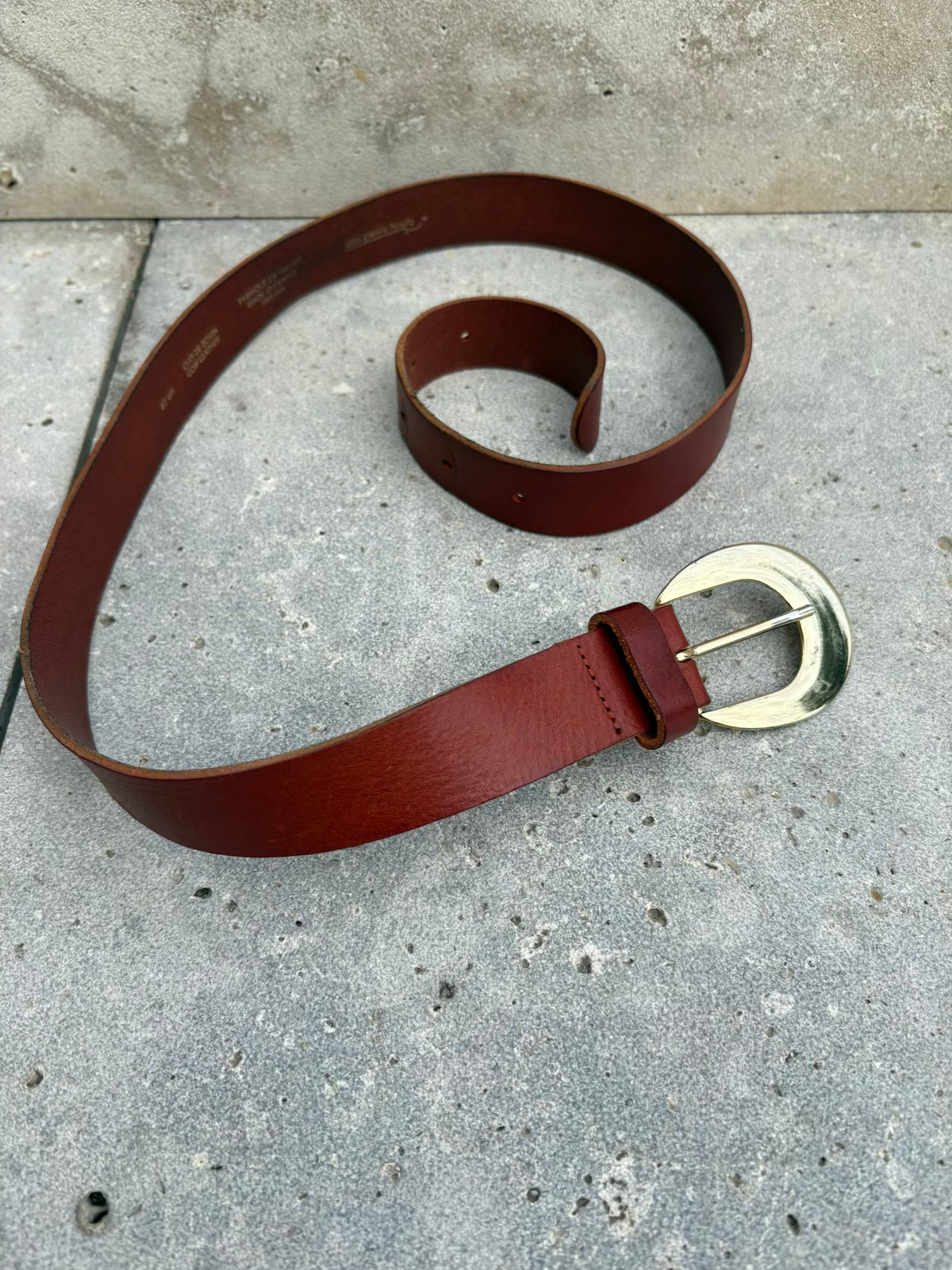 DES PETITS HAUTS. Cinturón piel marrón