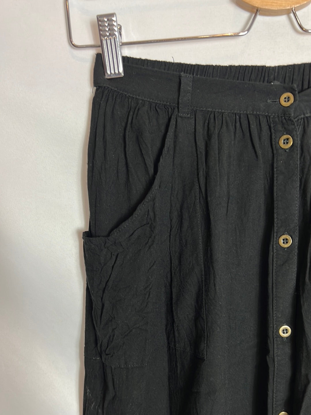 STRADIVARIUS. Falda fluida negra abotonada T.s