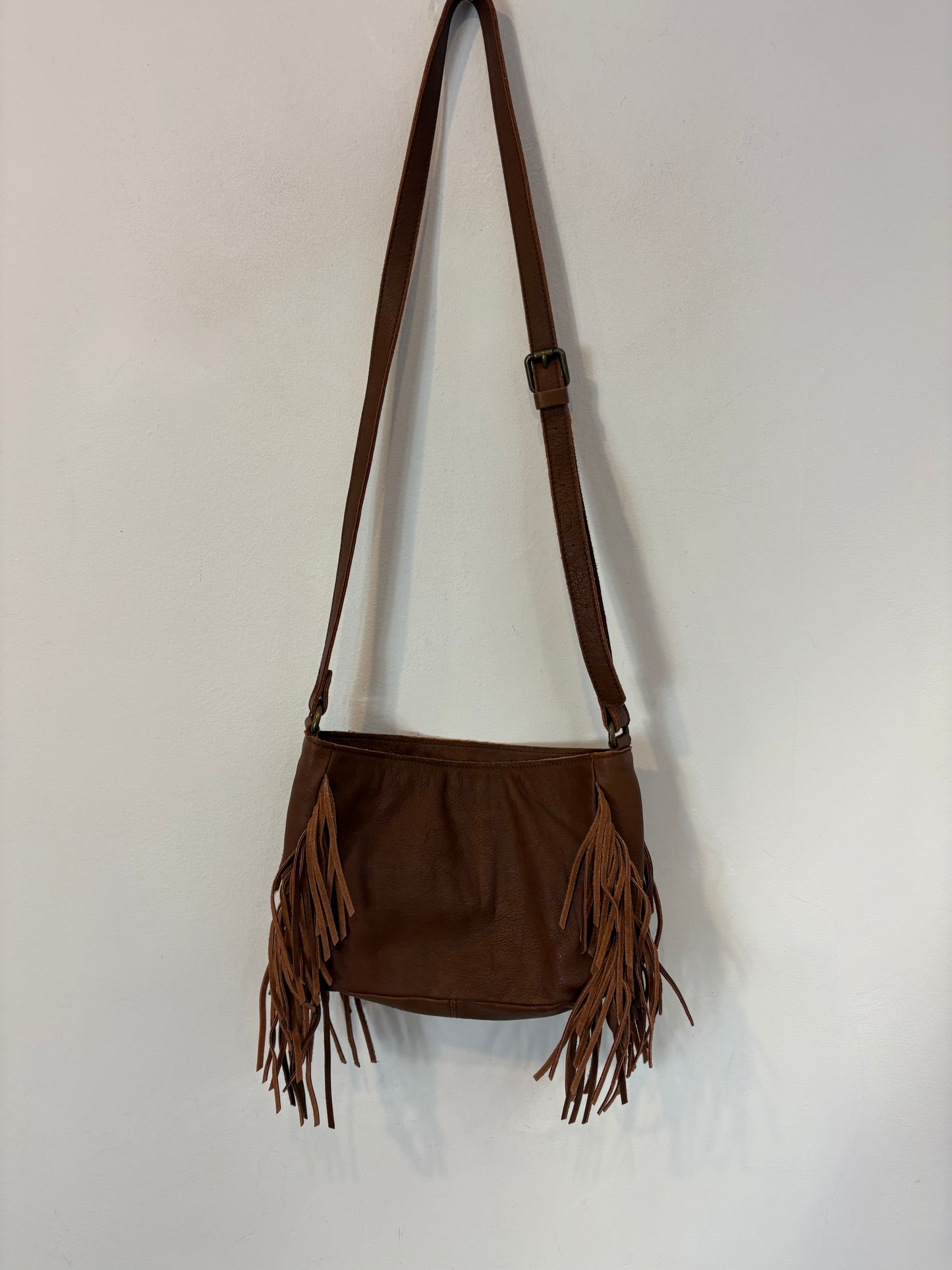 MICUIR. Bolso bandolera  flecos piel