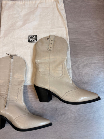 GIOSSEPO. Botas beige piel troquelada. T 41