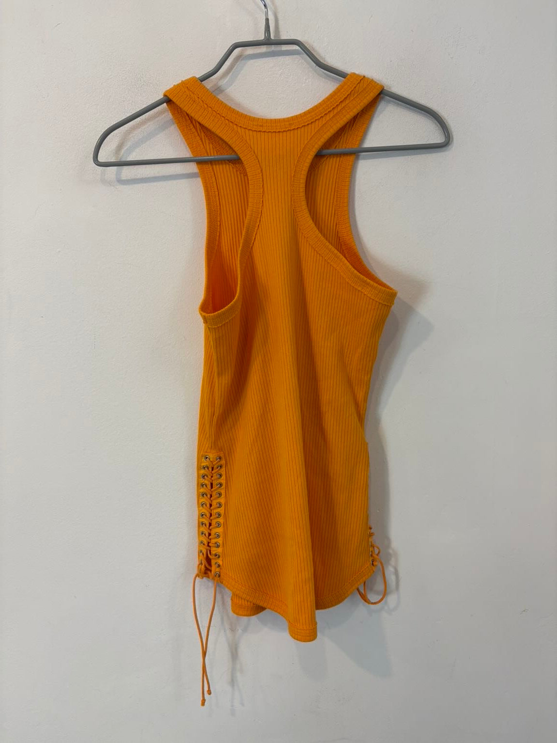 H&M STUDIO. Top naranja cuerdas