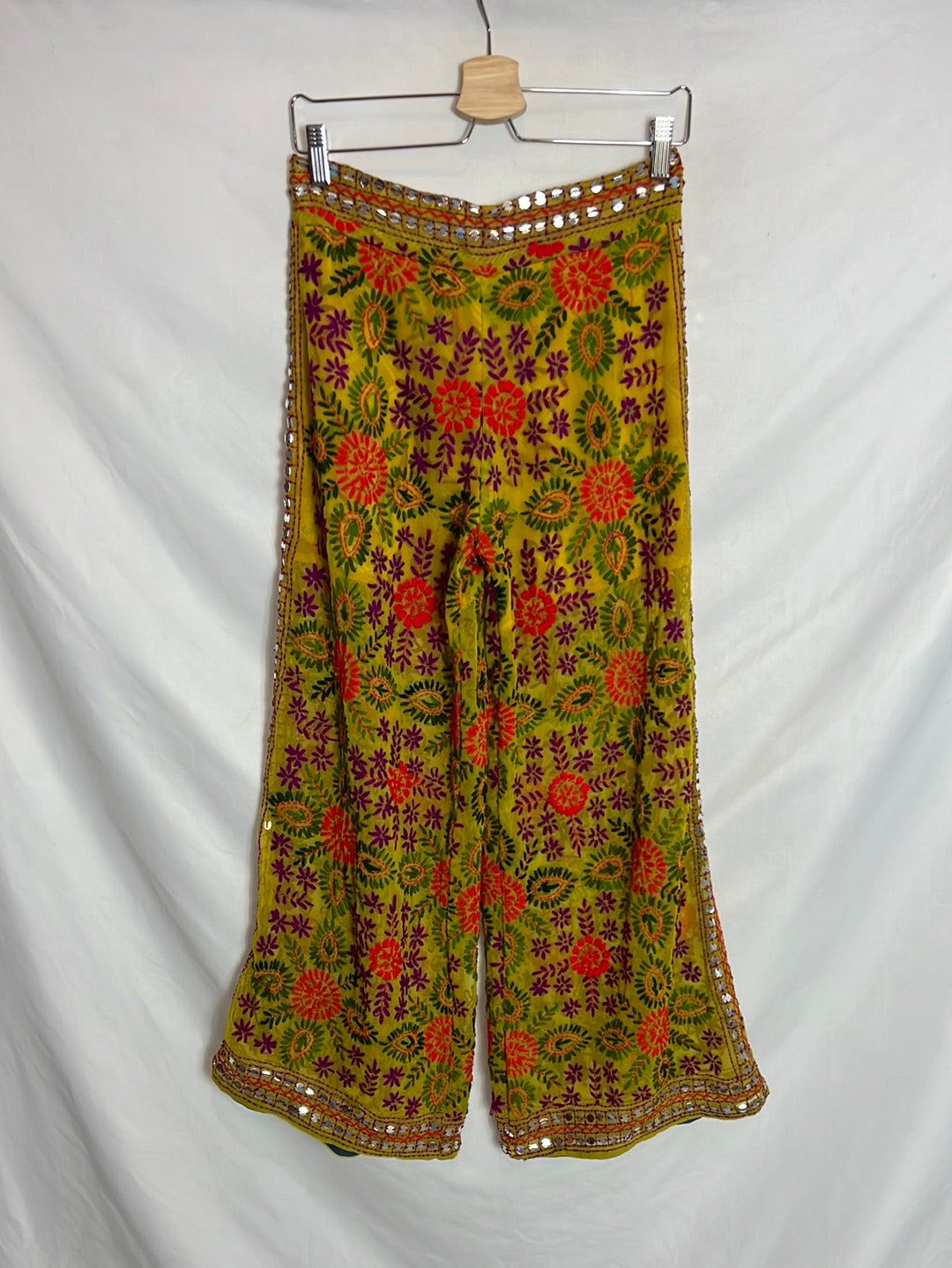 BASYCO. Pantalón texturas y pedrería colores. T U (M)