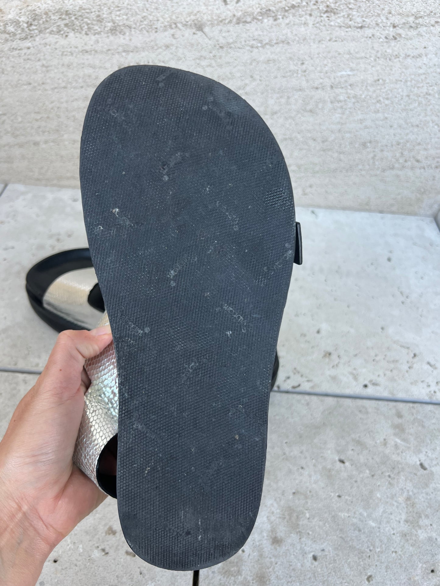 ISABEL MARANT. Sandalia hebillas plateada. T 39