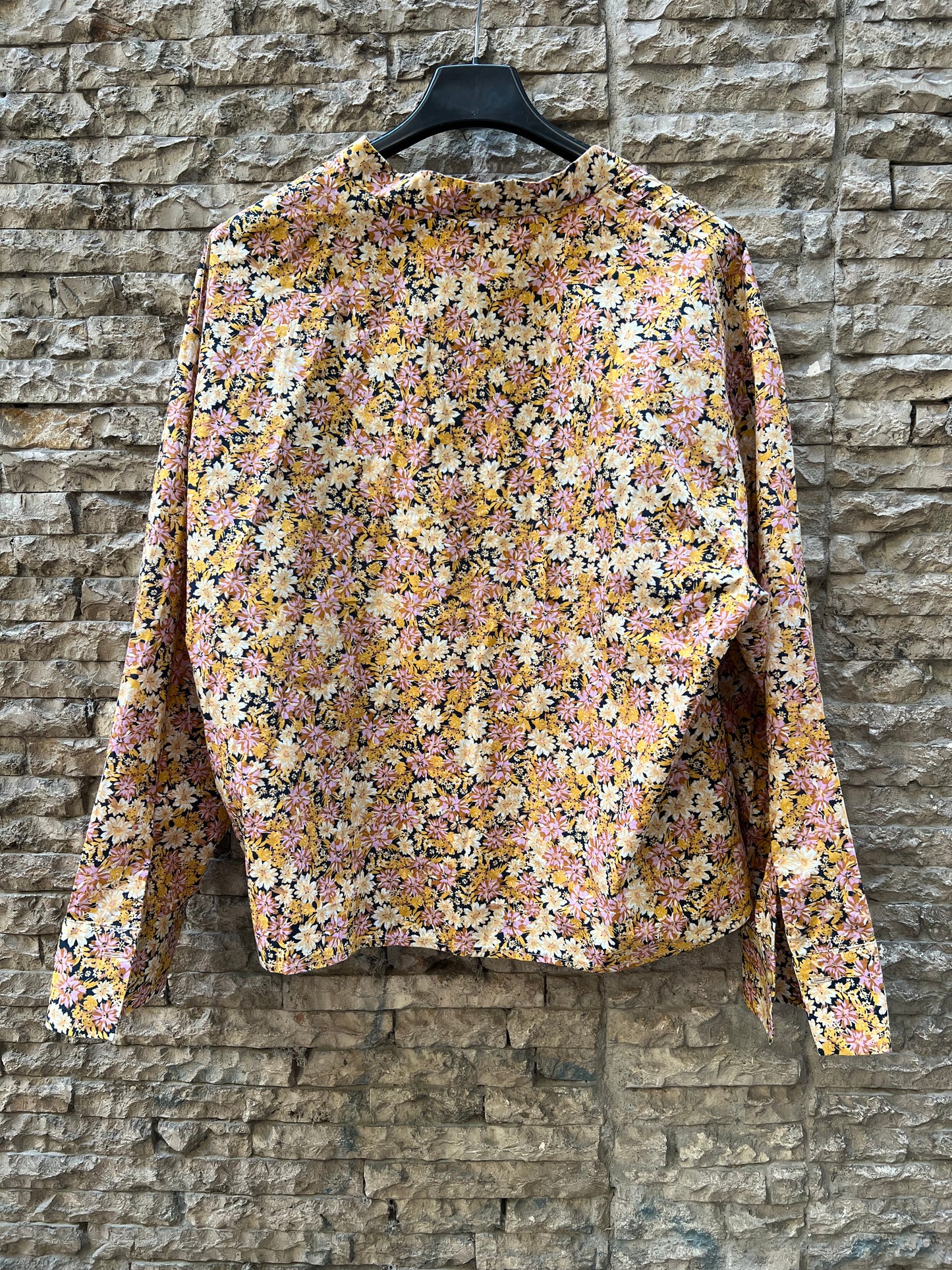 MANGO. Blusa mostaza flores T.s