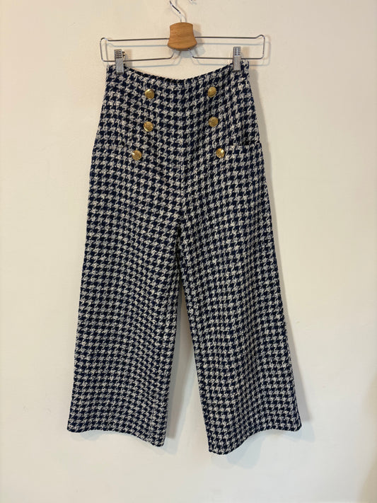 ZARA. Pantalón tweed botones dorados