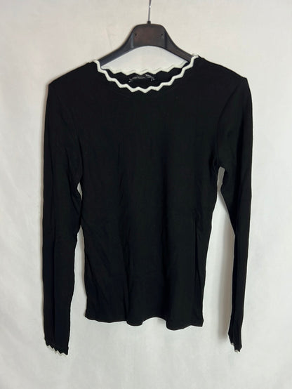 ZARA. Black ribbed top with white detail. TM 