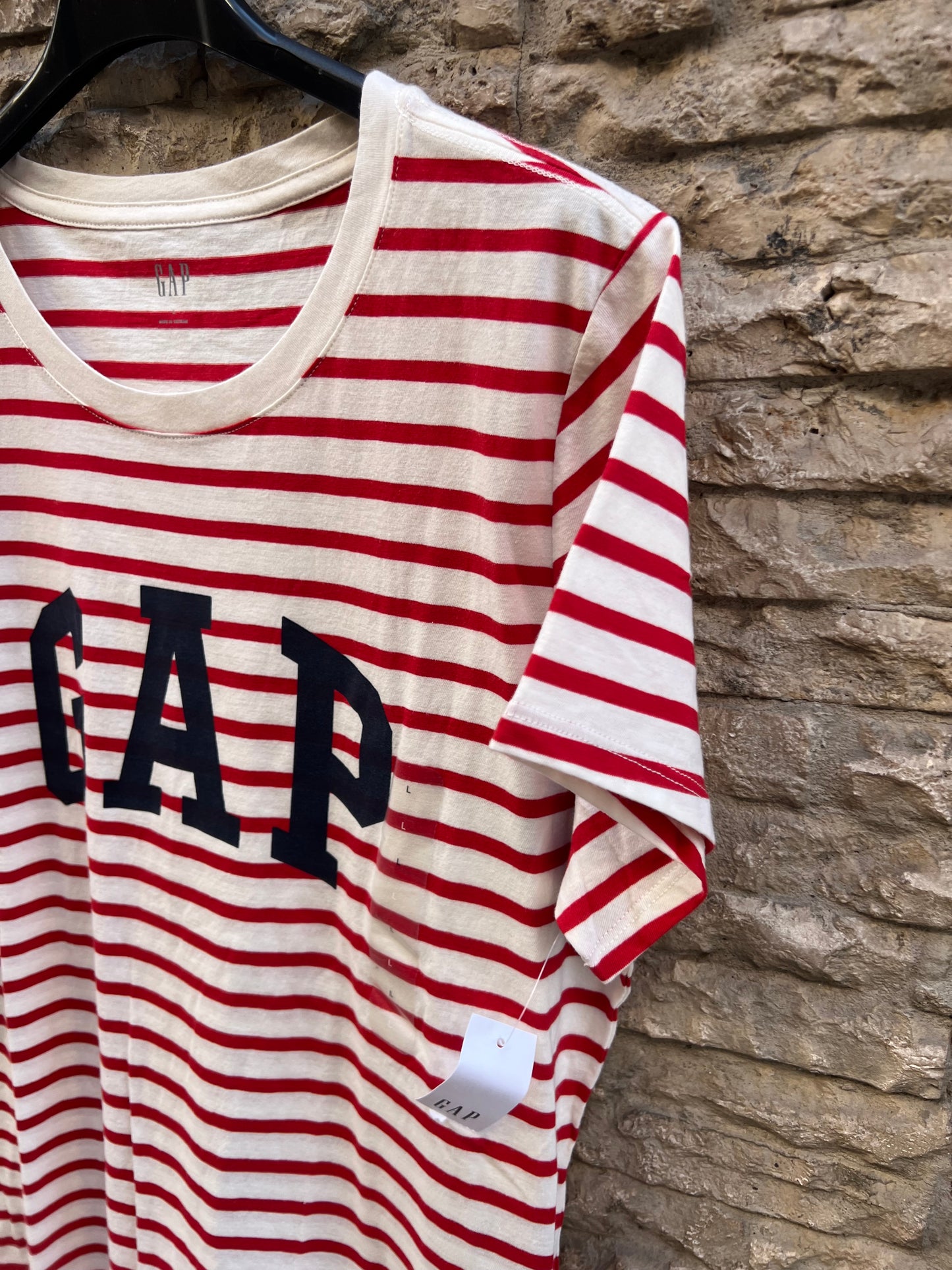 GAP. Camiseta rayas rojas logo. T L