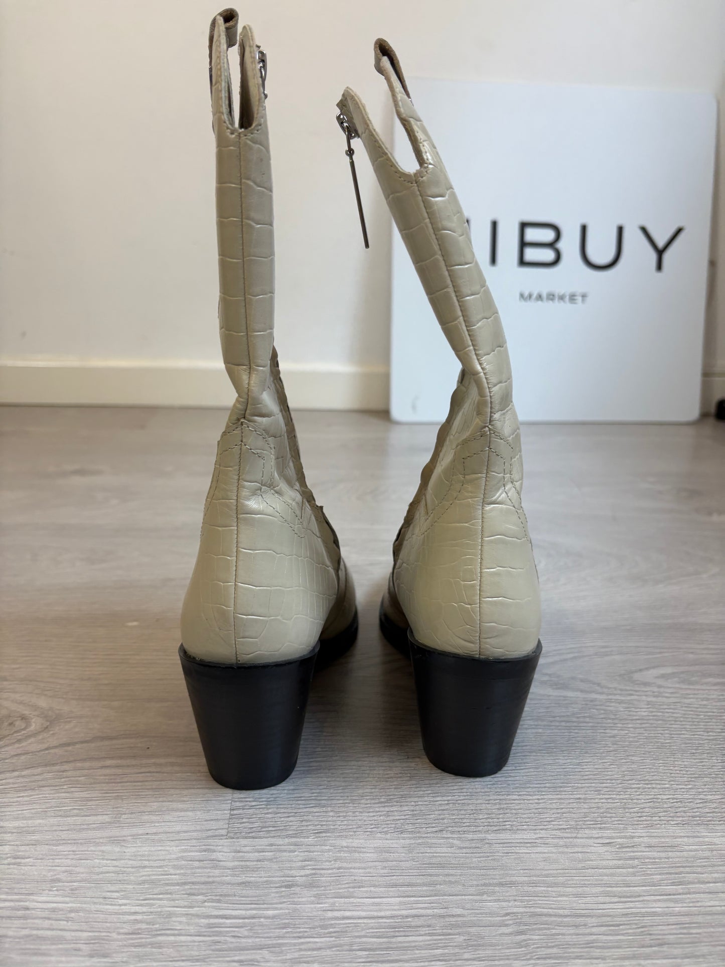 GIOSSEPO. Botas beige piel troquelada. T 41