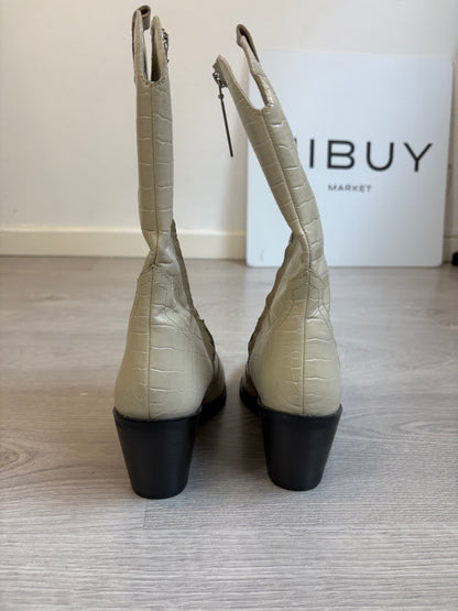 GIOSSEPO. Botas beige piel troquelada. T 41