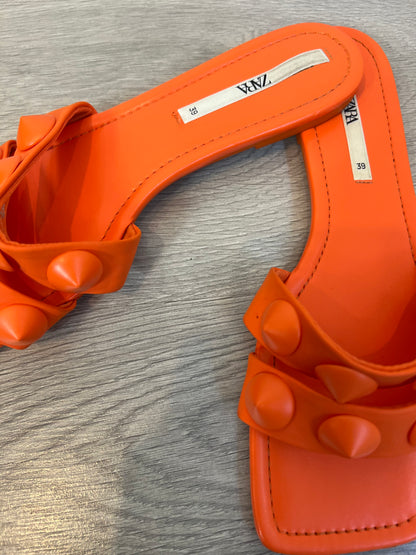 ZARA. Sandalias planas naranjas T.39