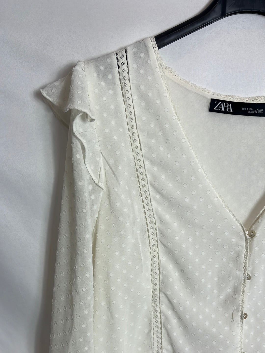 ZARA. White plumeti blouse. T.L.