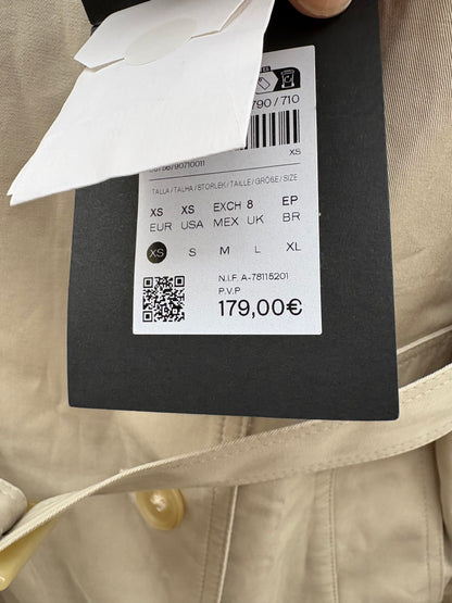 MASSIMO DUTTI. Gabardina beige clásica