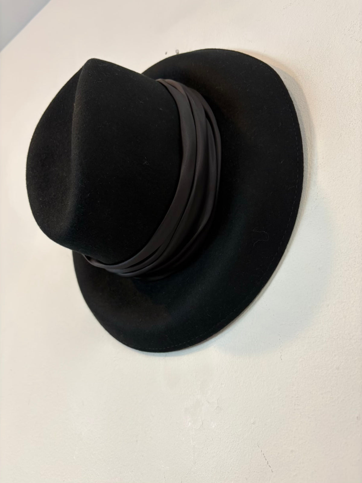 UTERQÜE. Sombrero negro lana lazo raso