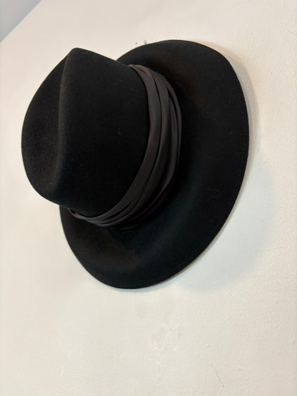 UTERQÜE. Sombrero negro lana lazo raso