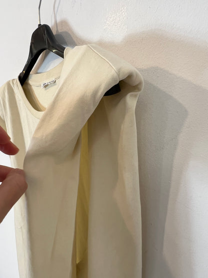 ZARA. Camiseta beige hombreras. T L