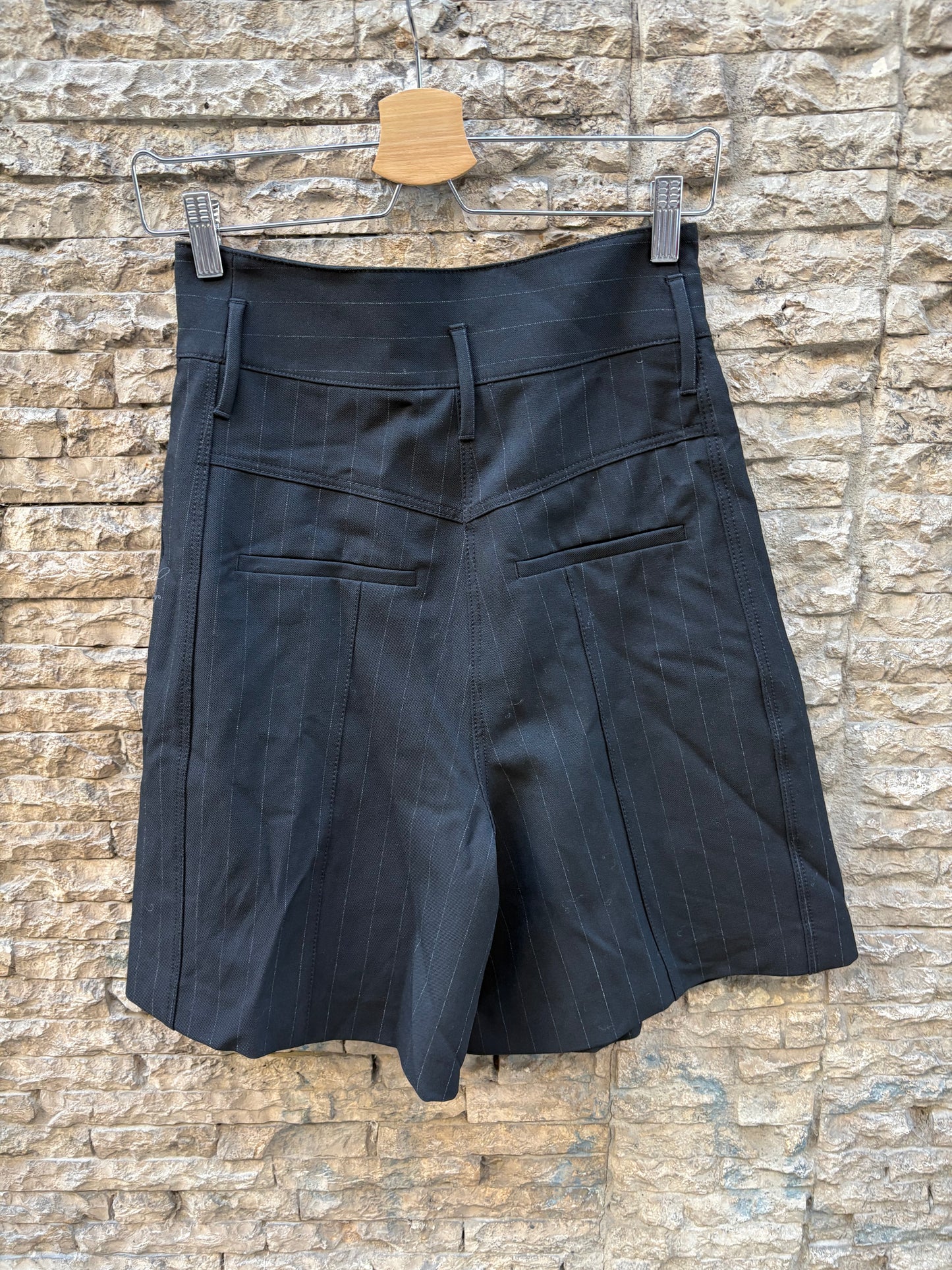 ZARA. Bermuda negra raya