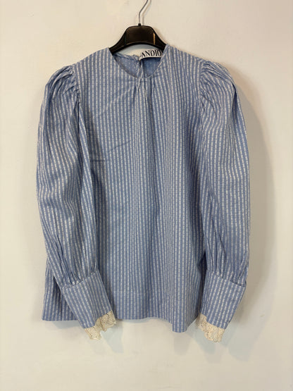 ANDION. Blusa azul detalle cuello