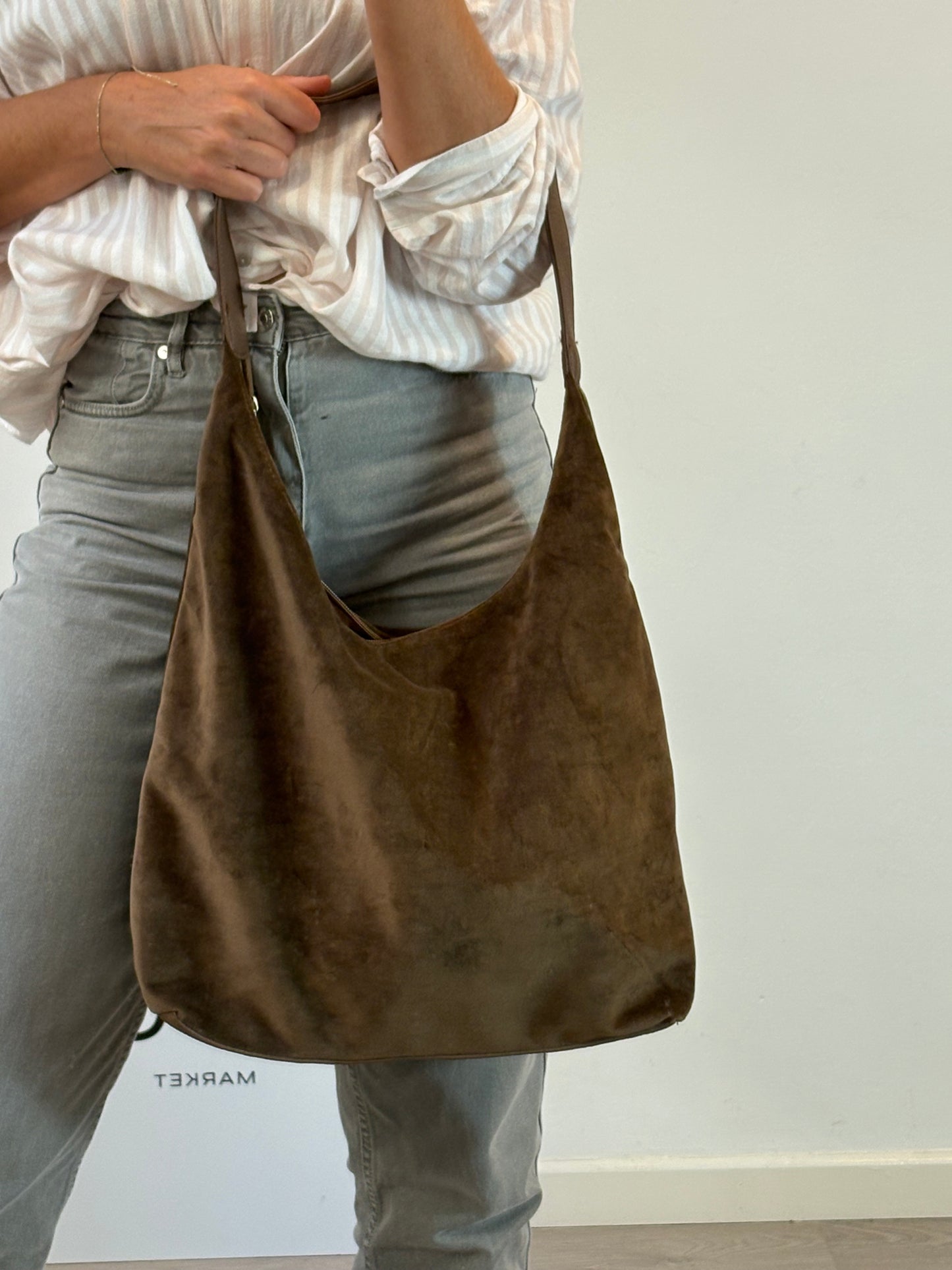 OTRAS. Bolso mediano marrón chocolate