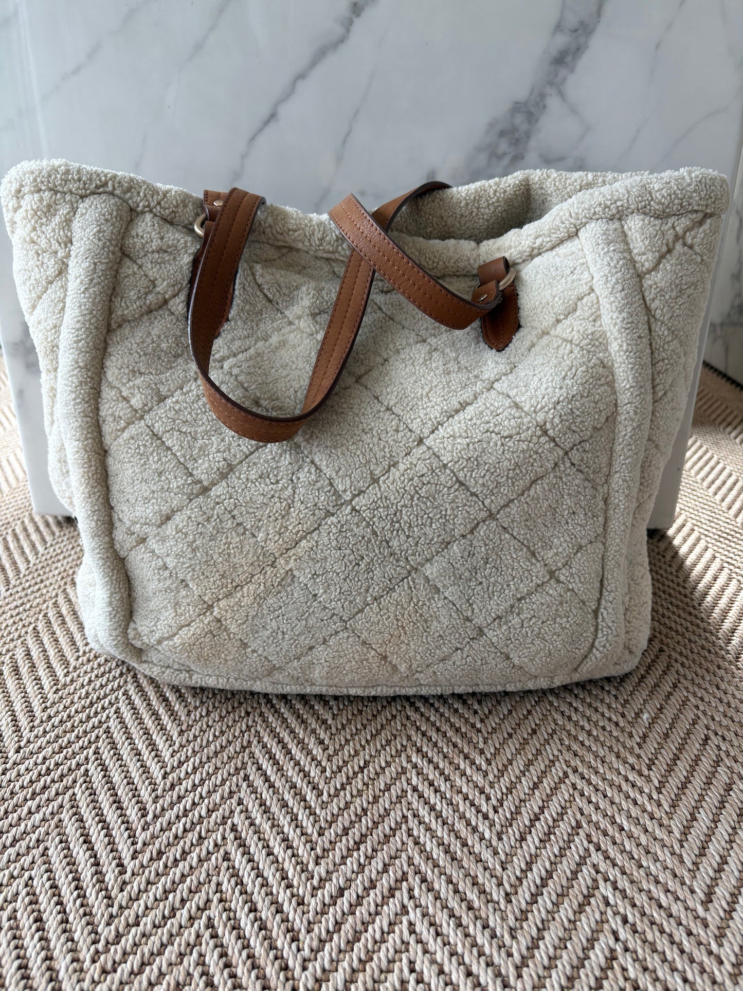 VANESSA BRUNO. Bolso tote borrego