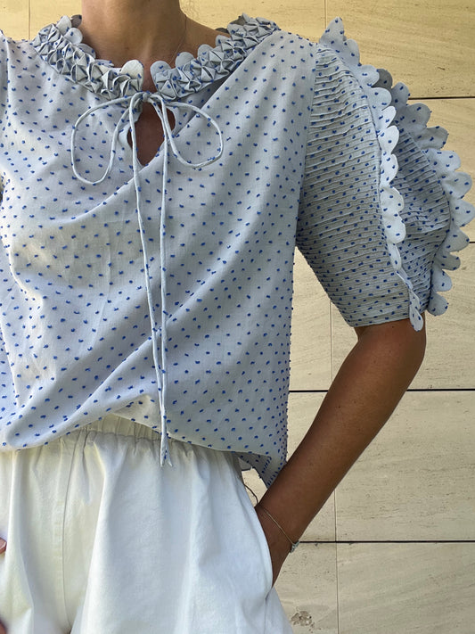 HORROR VACUI. Blue blouse with sleeve detail. TS