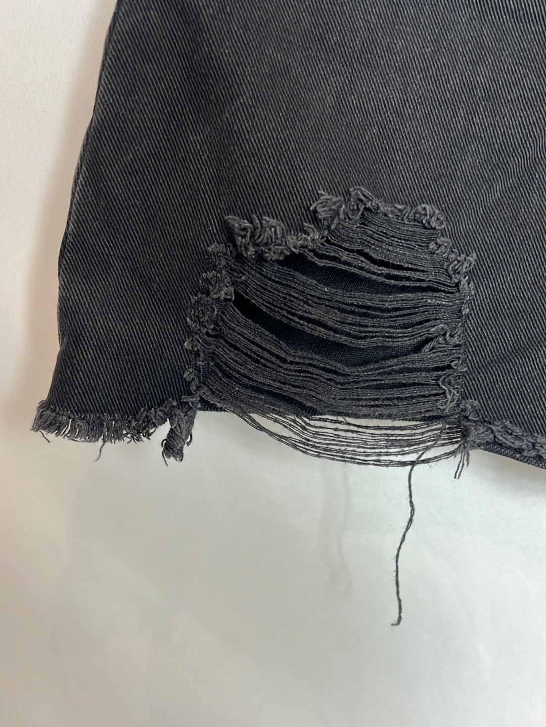 FOREVER 21. Short black ripped skirt. Size 34