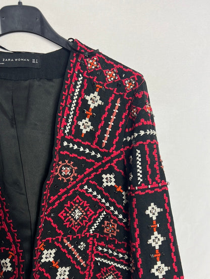 ZARA. Chaqueta negra bordada T.s
