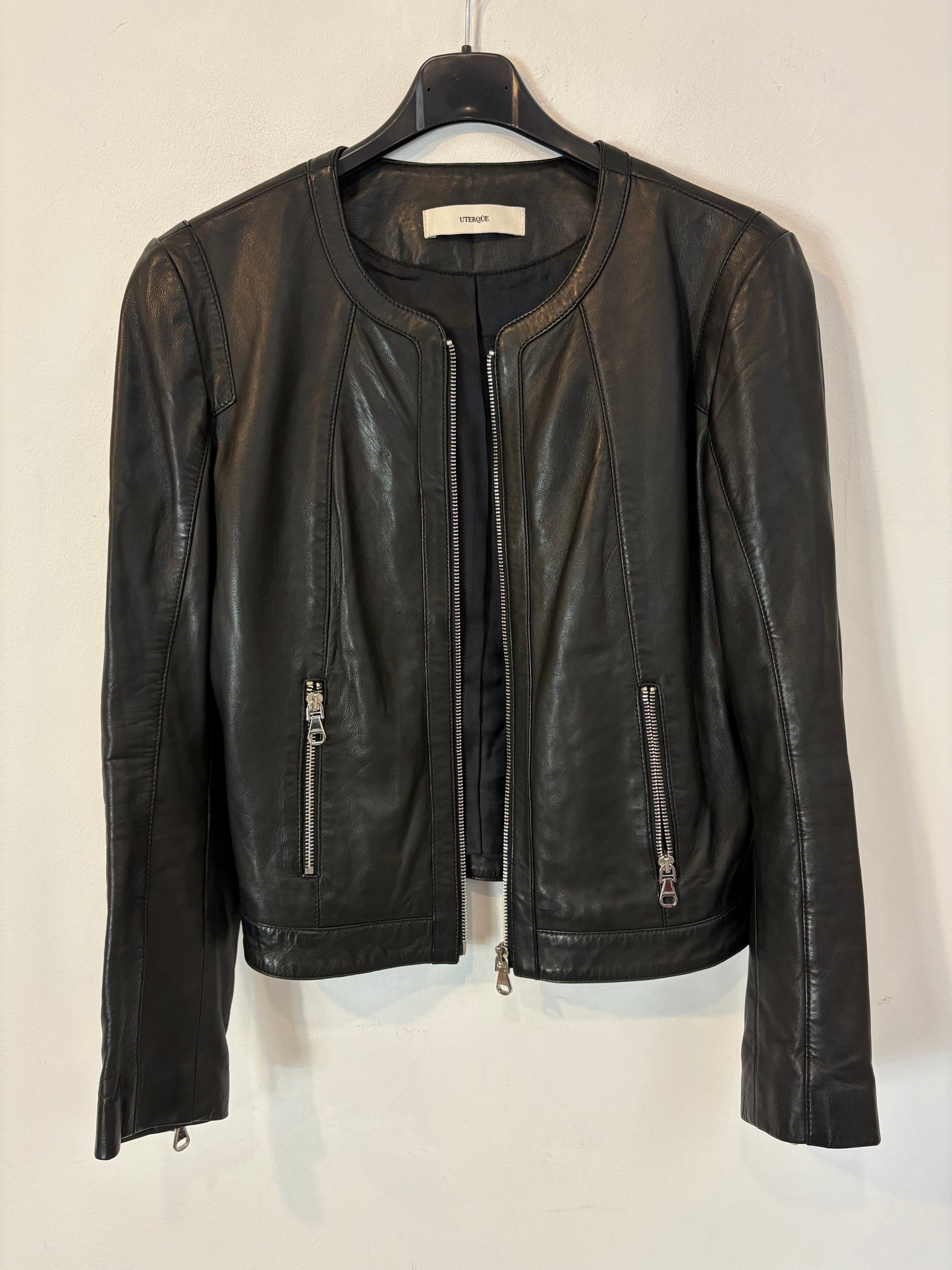 UTERQÜE. Chaqueta negra piel