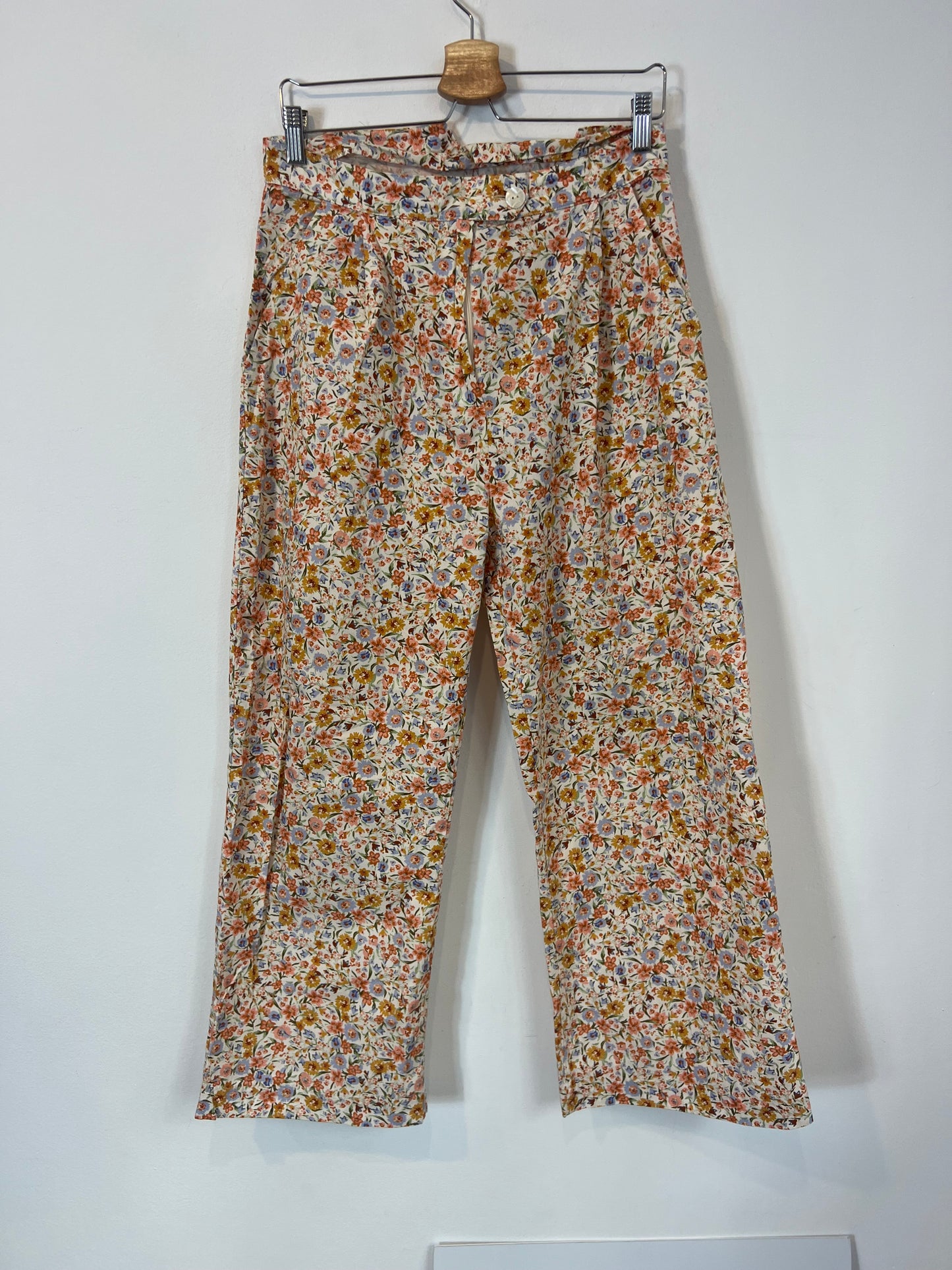 OTHERS. Flowy floral trousers size 40