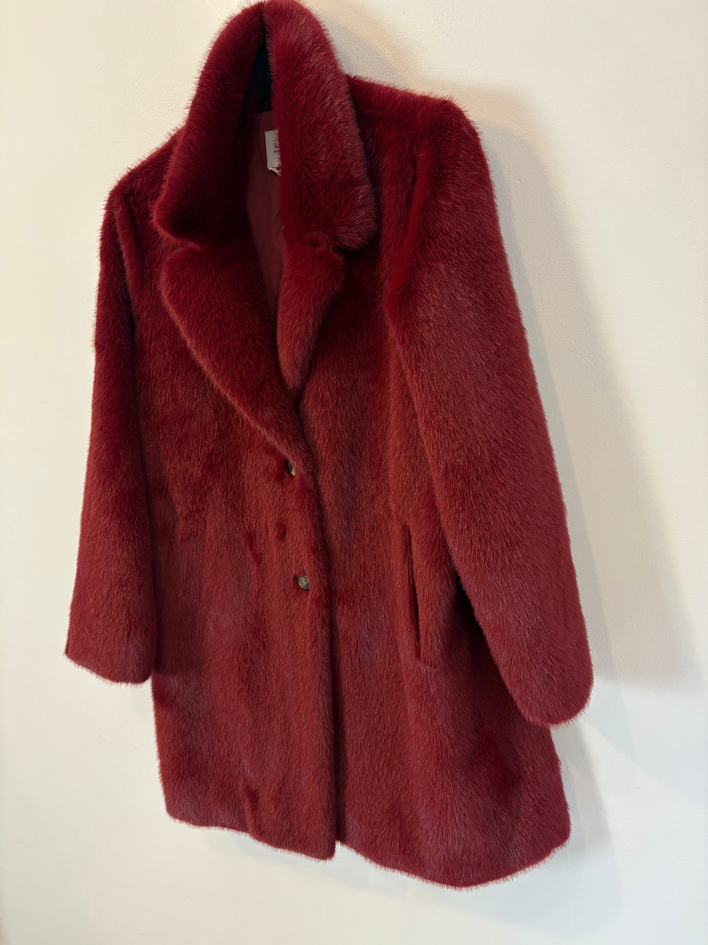 WEST 11 PEPE JEANS LONDON. Abrigo burdeos en efecto pelo