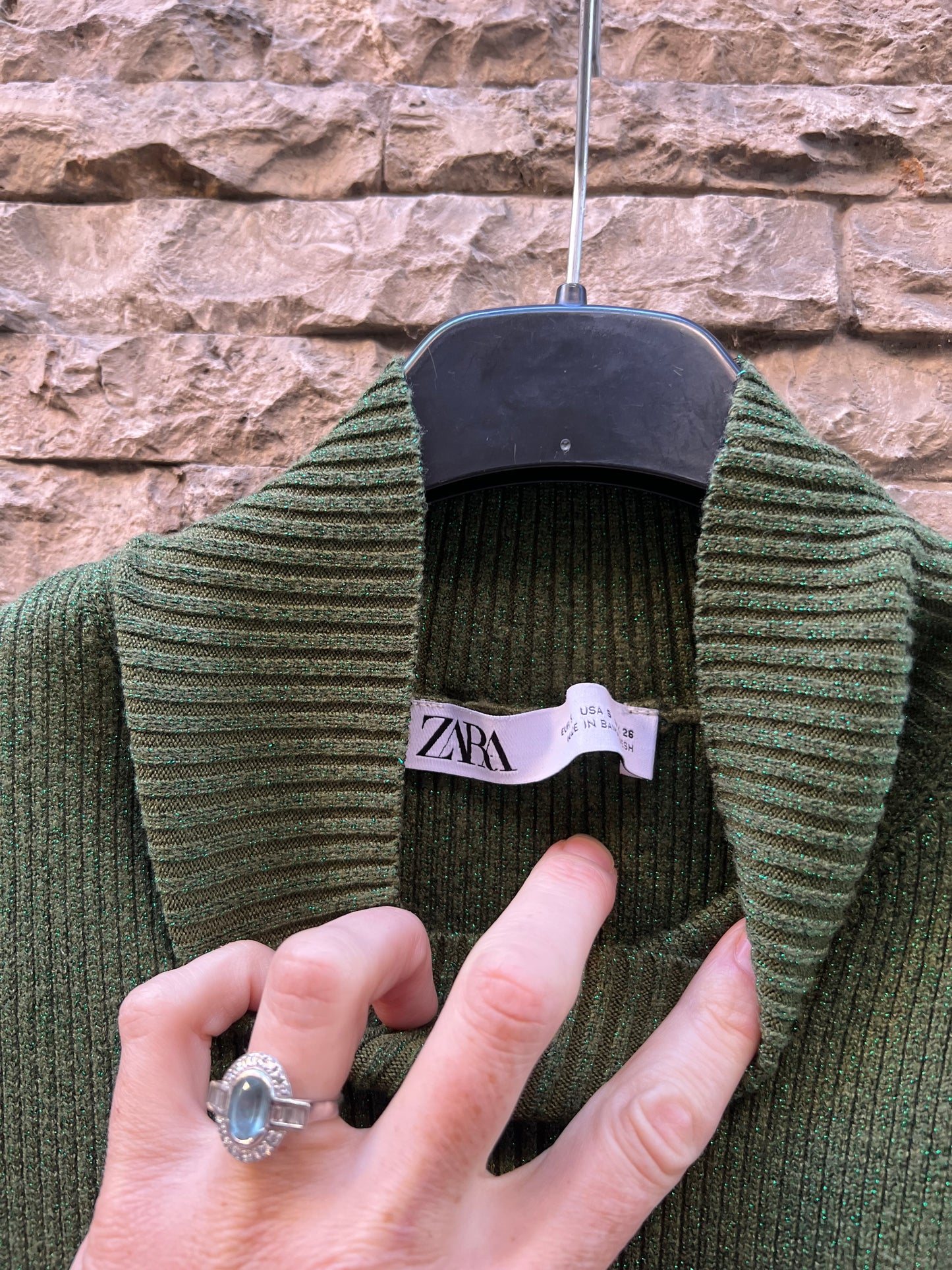 ZARA. Vestido midi verde punto elástico