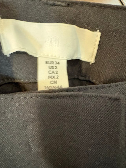 H&M. Conjunto chaqueta y pantalón negro detalles