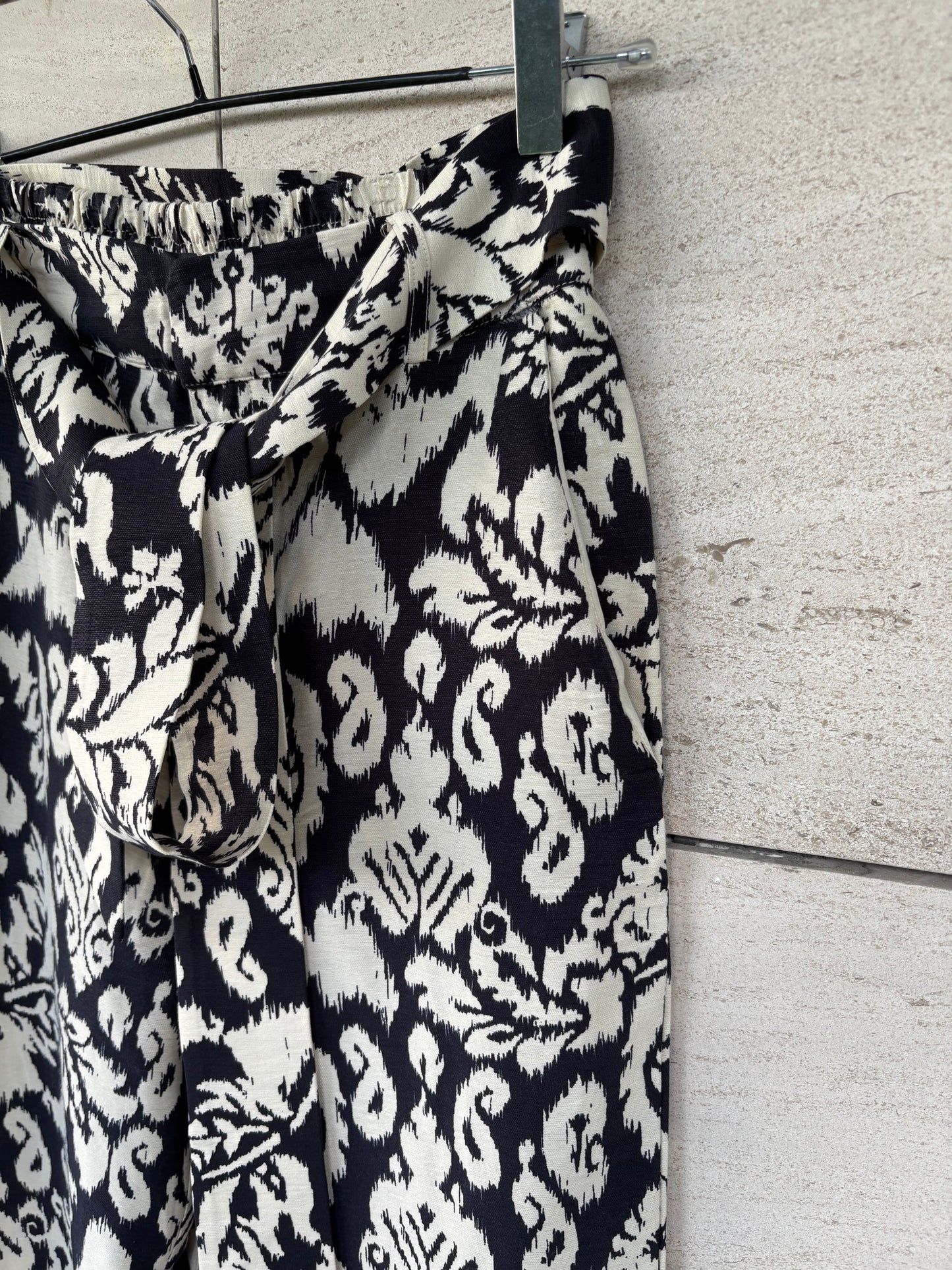 MANGO. Pantalón estampado fluido. T XS