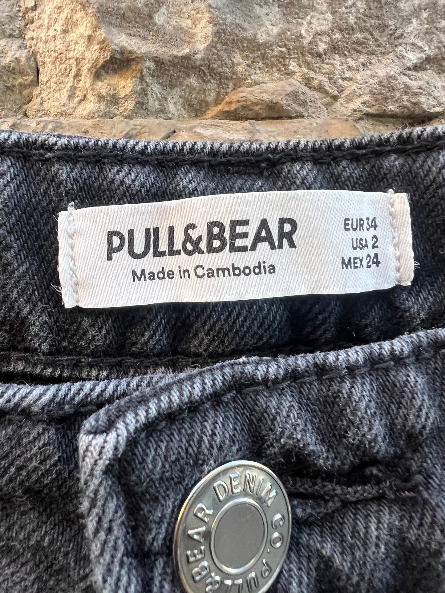 PULL&BEAR. Denim negro pata ancha. T 34