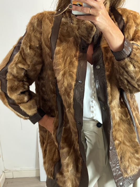 KAMOURASKA. Abrigo pelo natural y piel marrón. T M